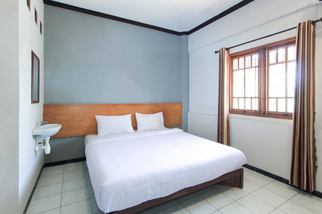 Santo Guest House Tropodo Brebek Exterior photo
