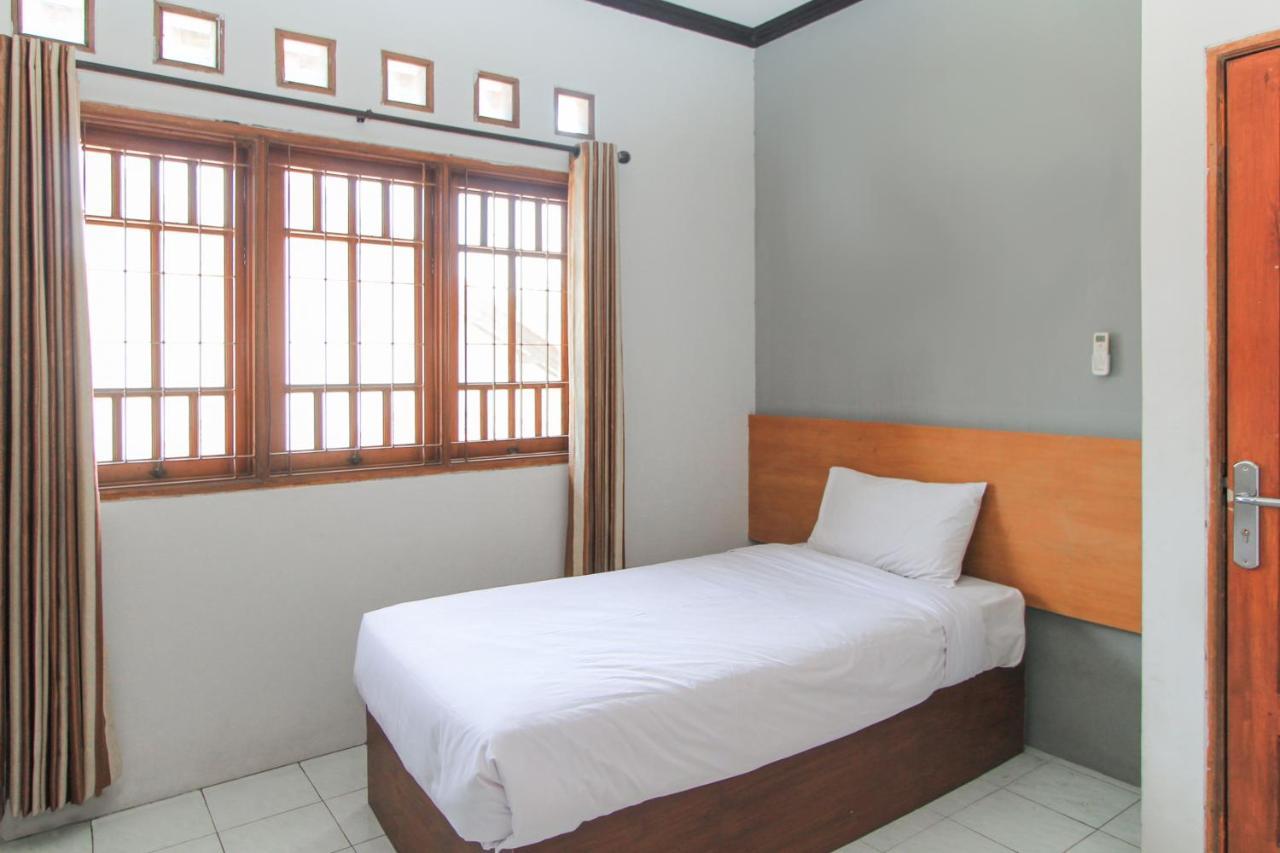 Santo Guest House Tropodo Brebek Exterior photo