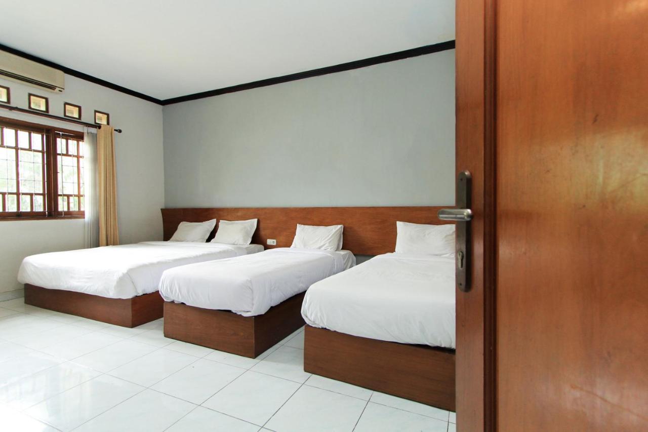 Santo Guest House Tropodo Brebek Exterior photo