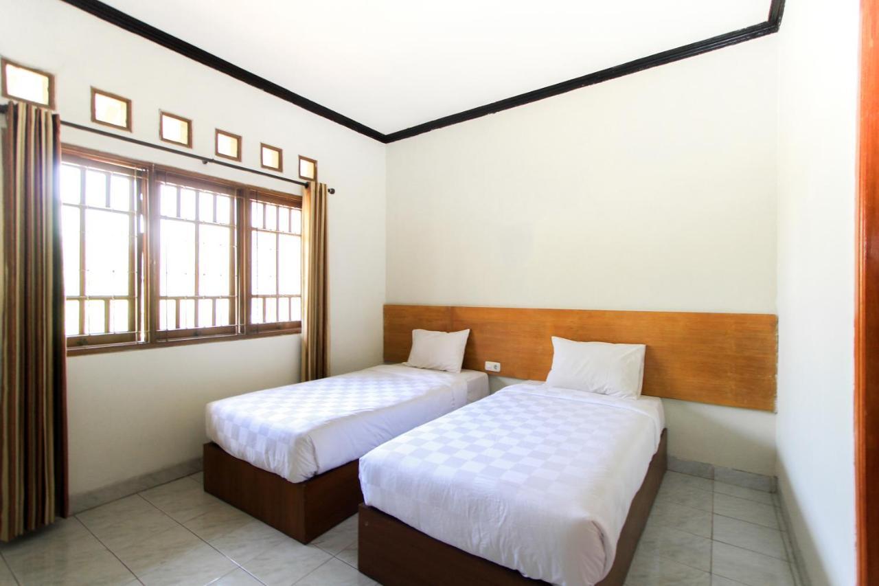 Santo Guest House Tropodo Brebek Exterior photo