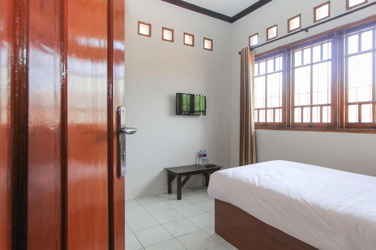 Santo Guest House Tropodo Brebek Exterior photo