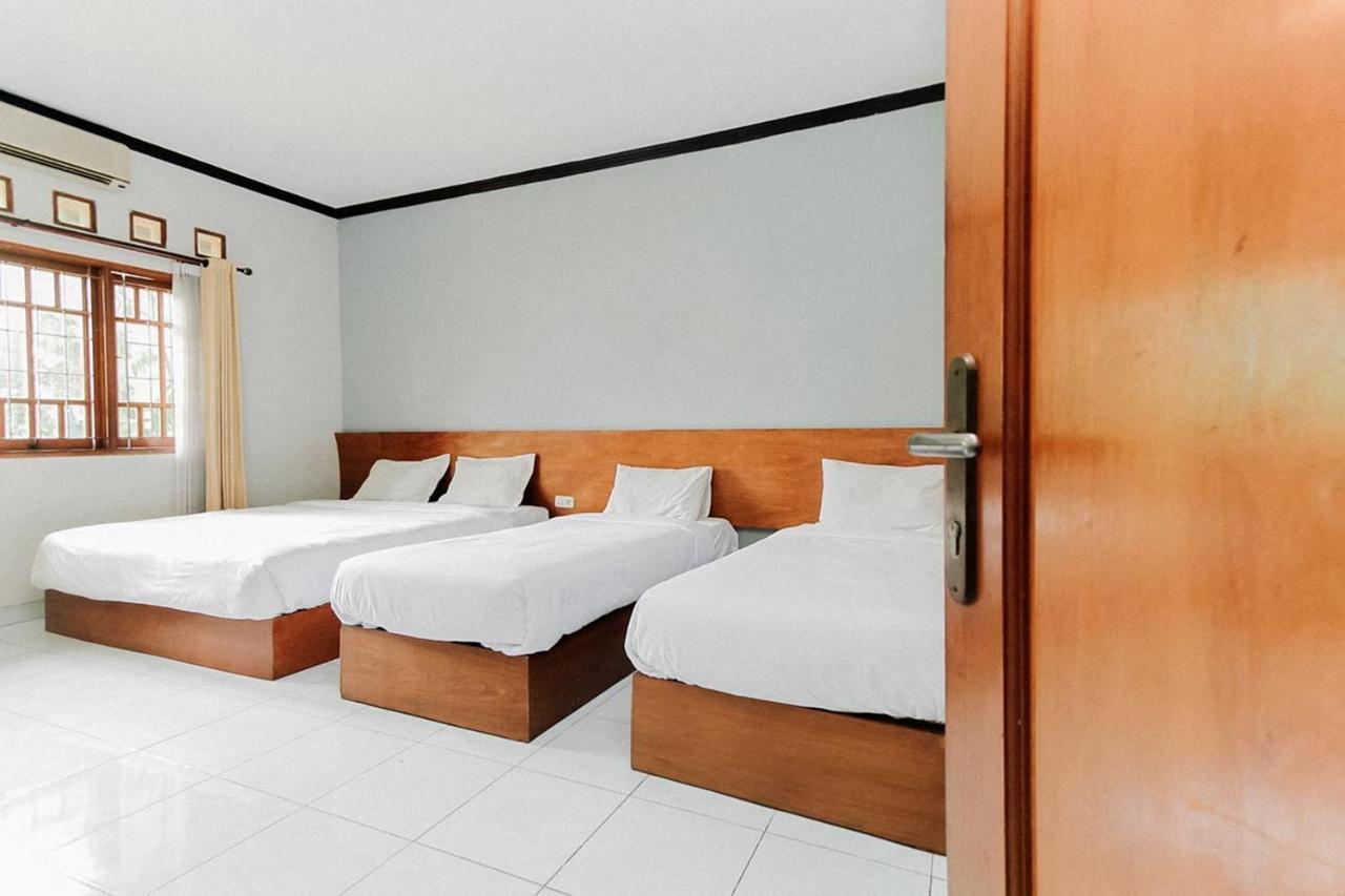 Santo Guest House Tropodo Brebek Exterior photo