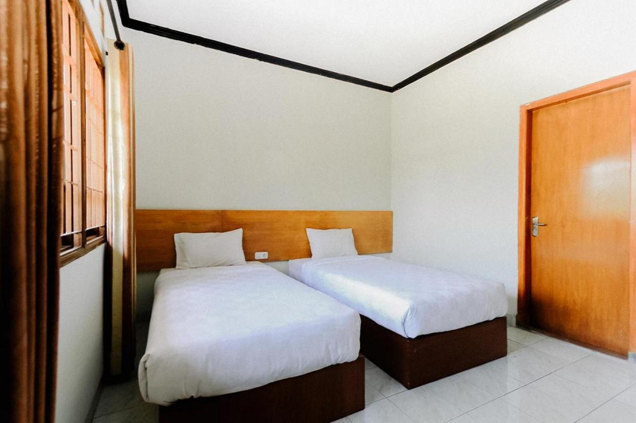 Santo Guest House Tropodo Brebek Exterior photo