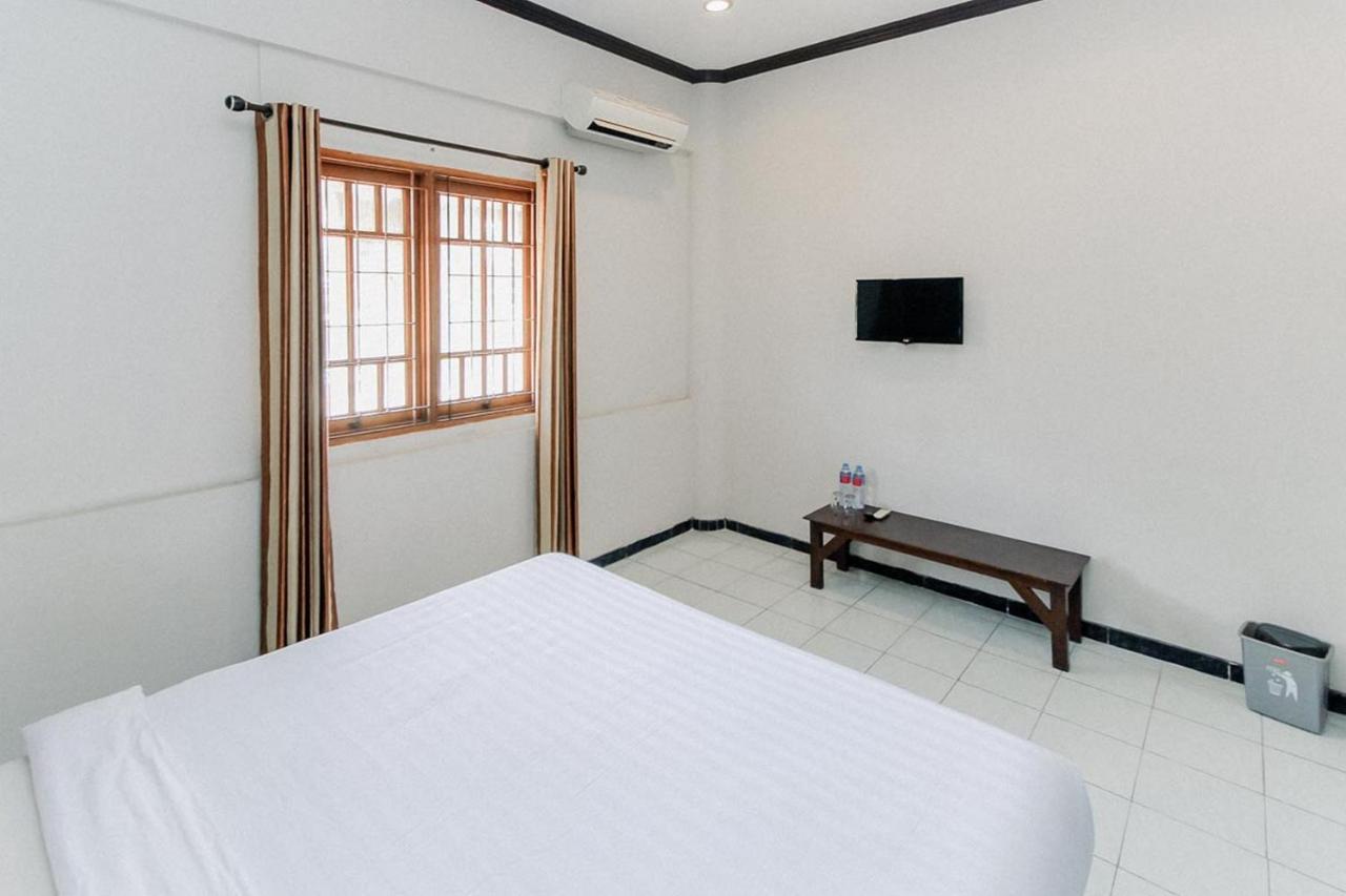 Santo Guest House Tropodo Brebek Exterior photo