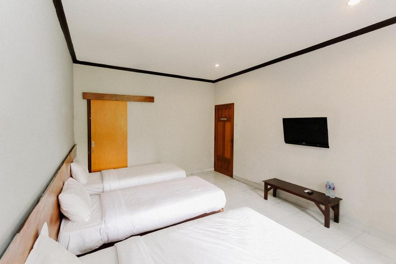 Santo Guest House Tropodo Brebek Exterior photo