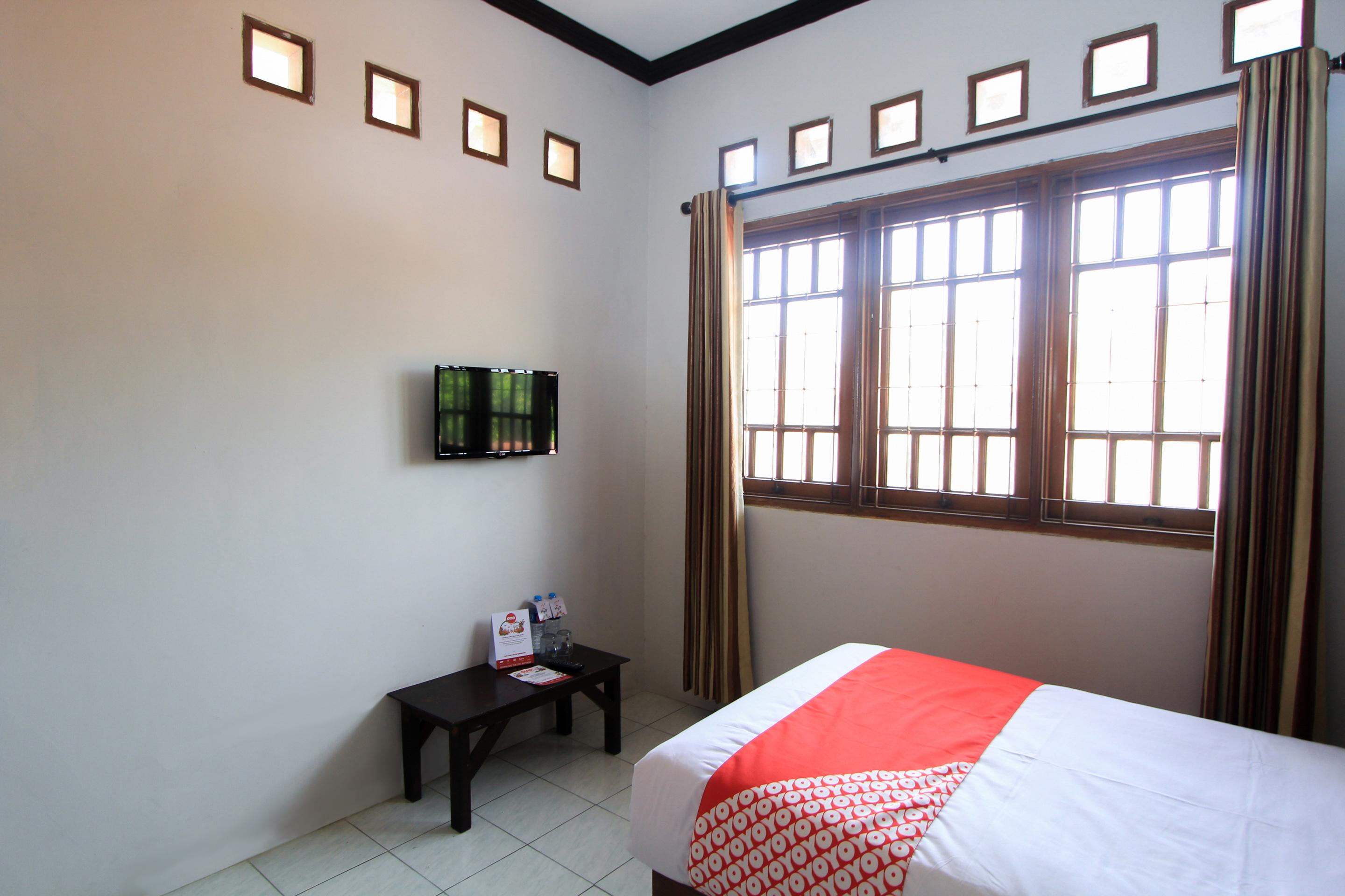 Santo Guest House Tropodo Brebek Exterior photo