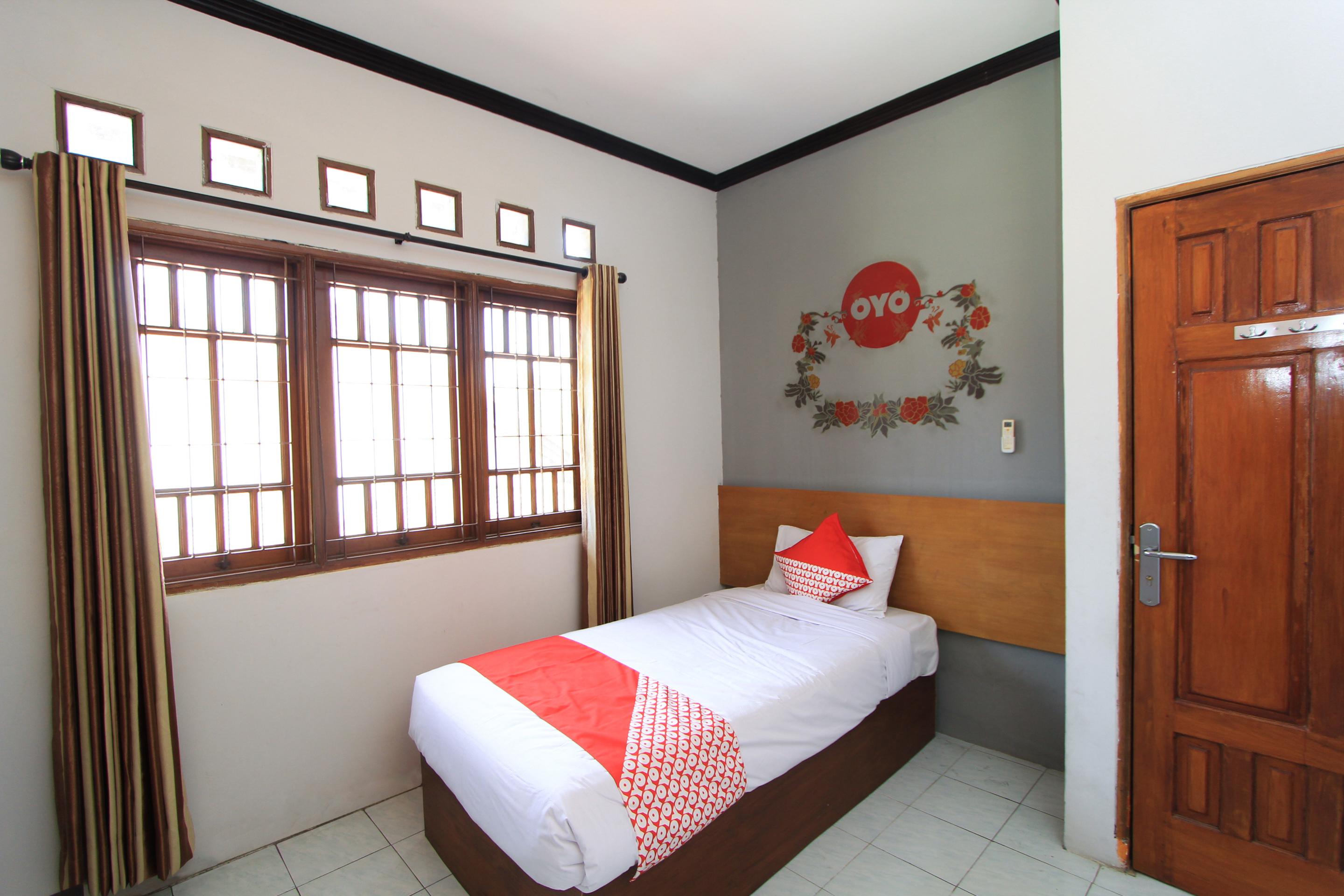 Santo Guest House Tropodo Brebek Exterior photo