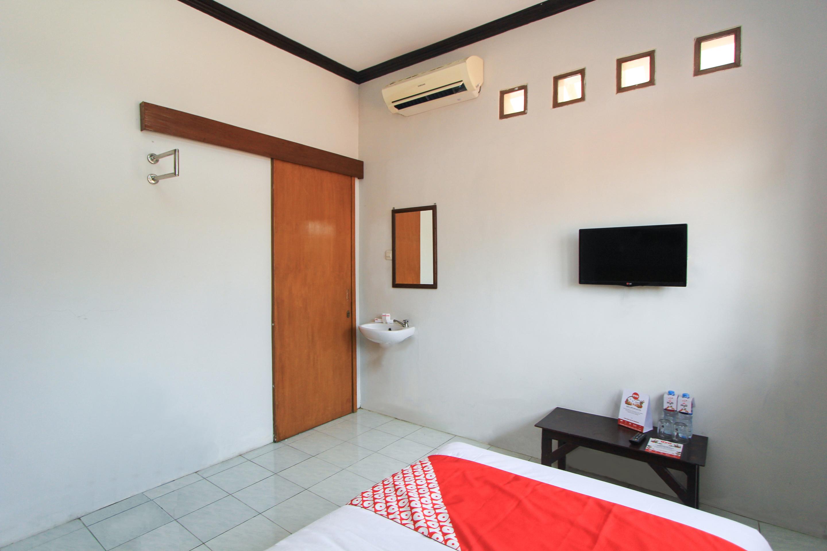 Santo Guest House Tropodo Brebek Exterior photo