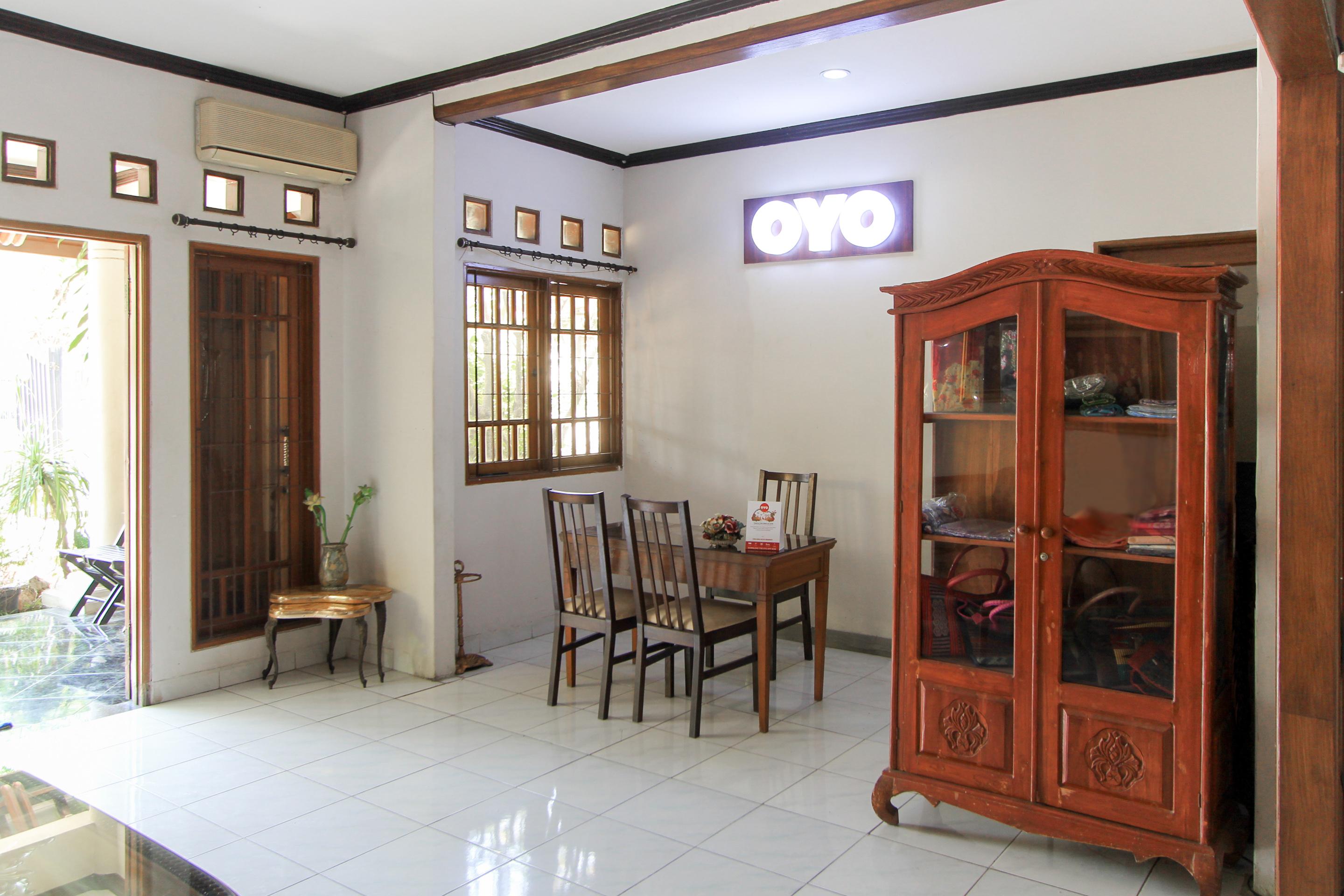 Santo Guest House Tropodo Brebek Exterior photo