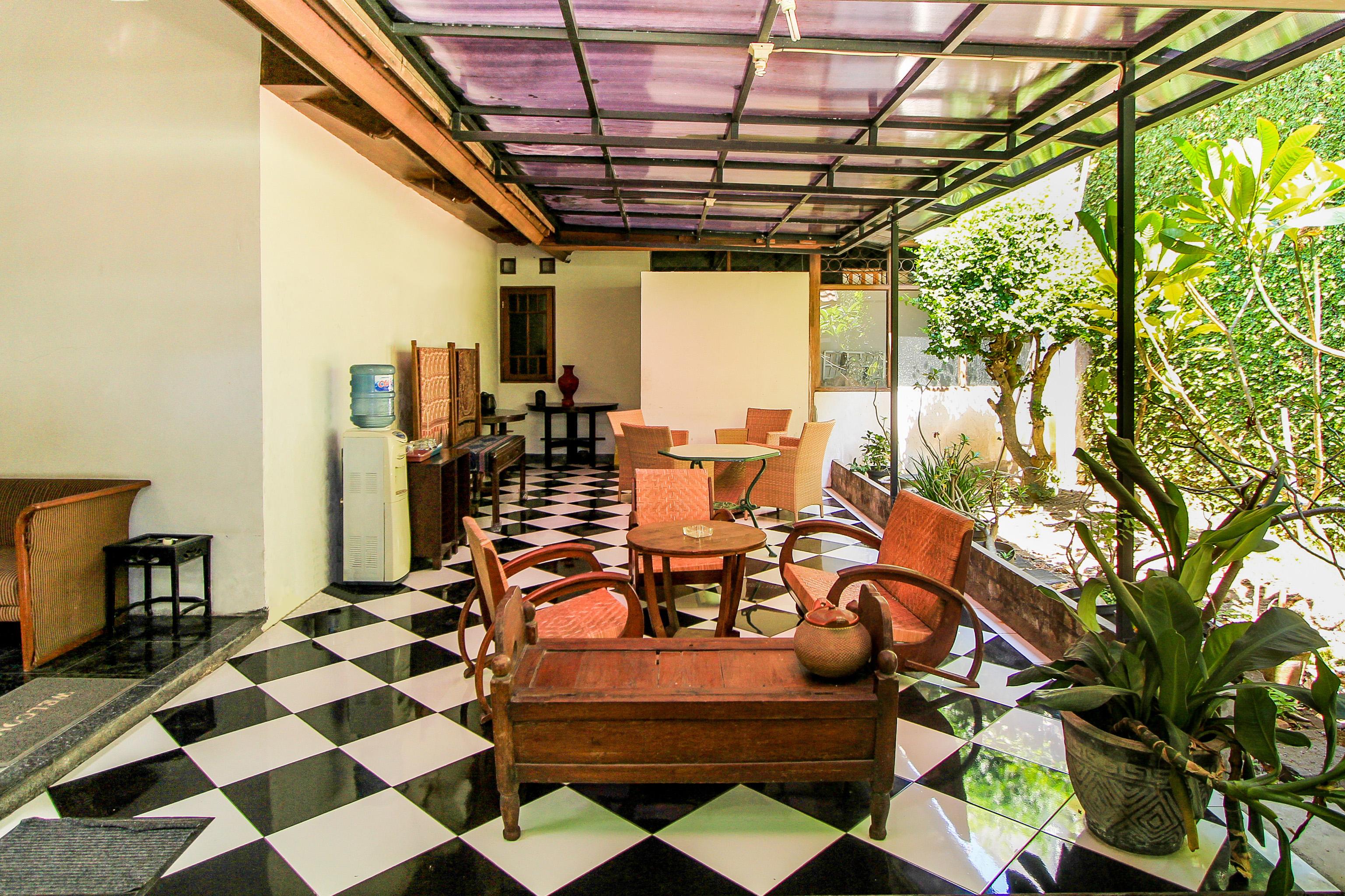 Santo Guest House Tropodo Brebek Exterior photo