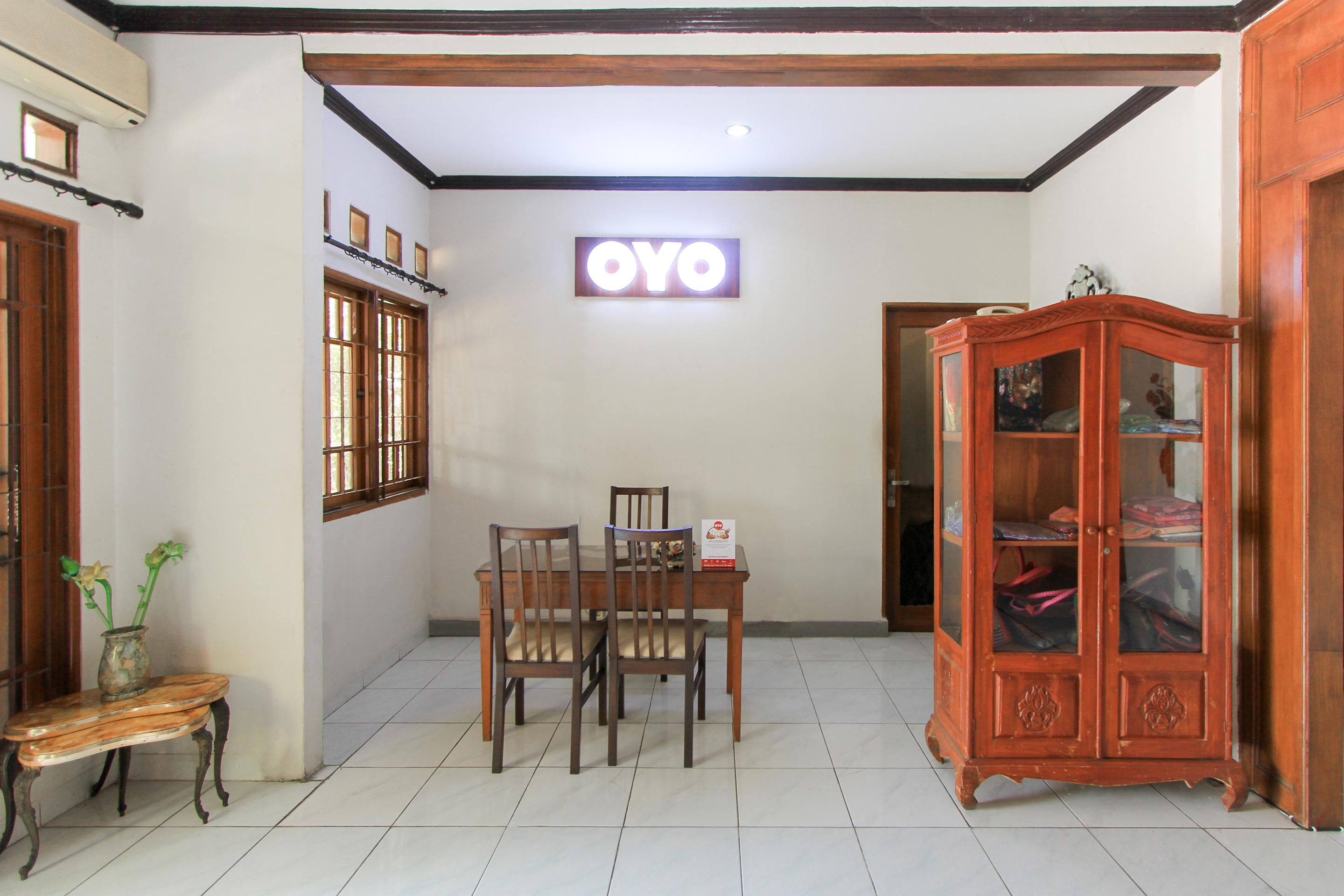 Santo Guest House Tropodo Brebek Exterior photo