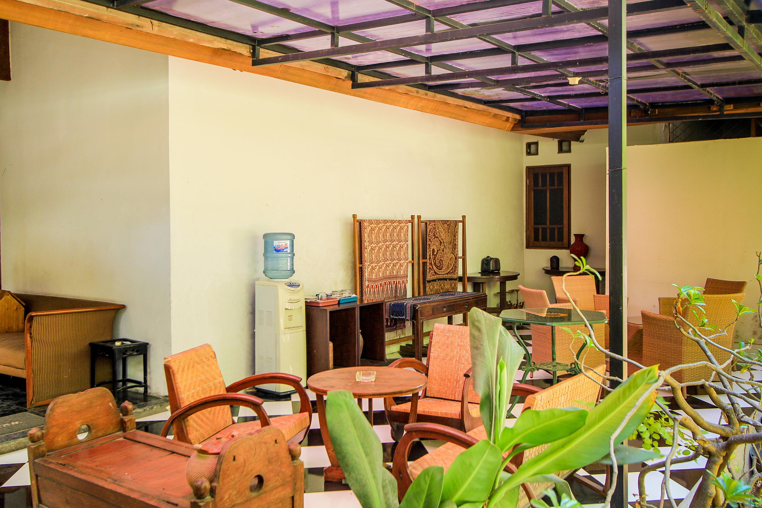 Santo Guest House Tropodo Brebek Exterior photo