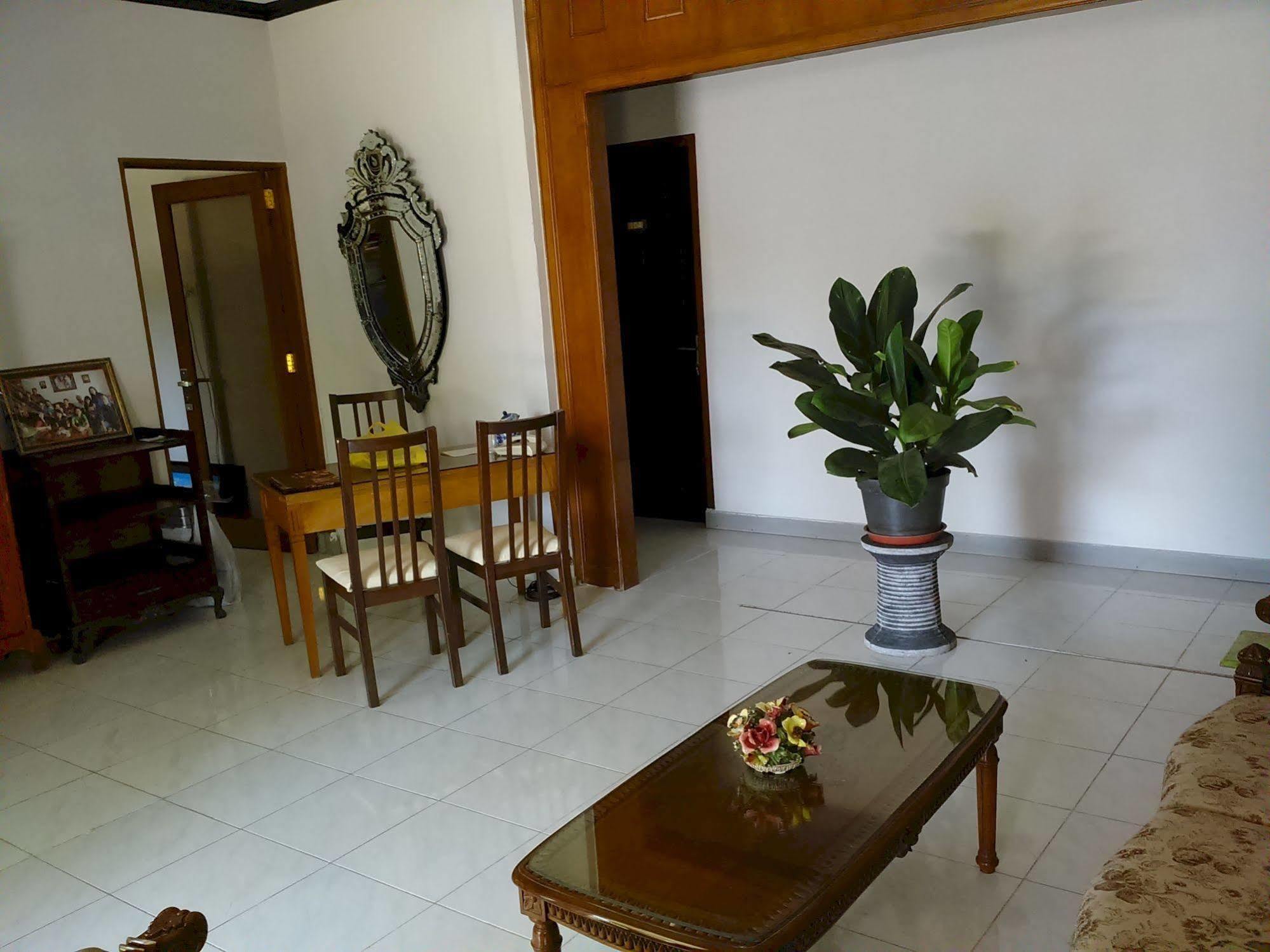 Santo Guest House Tropodo Brebek Exterior photo