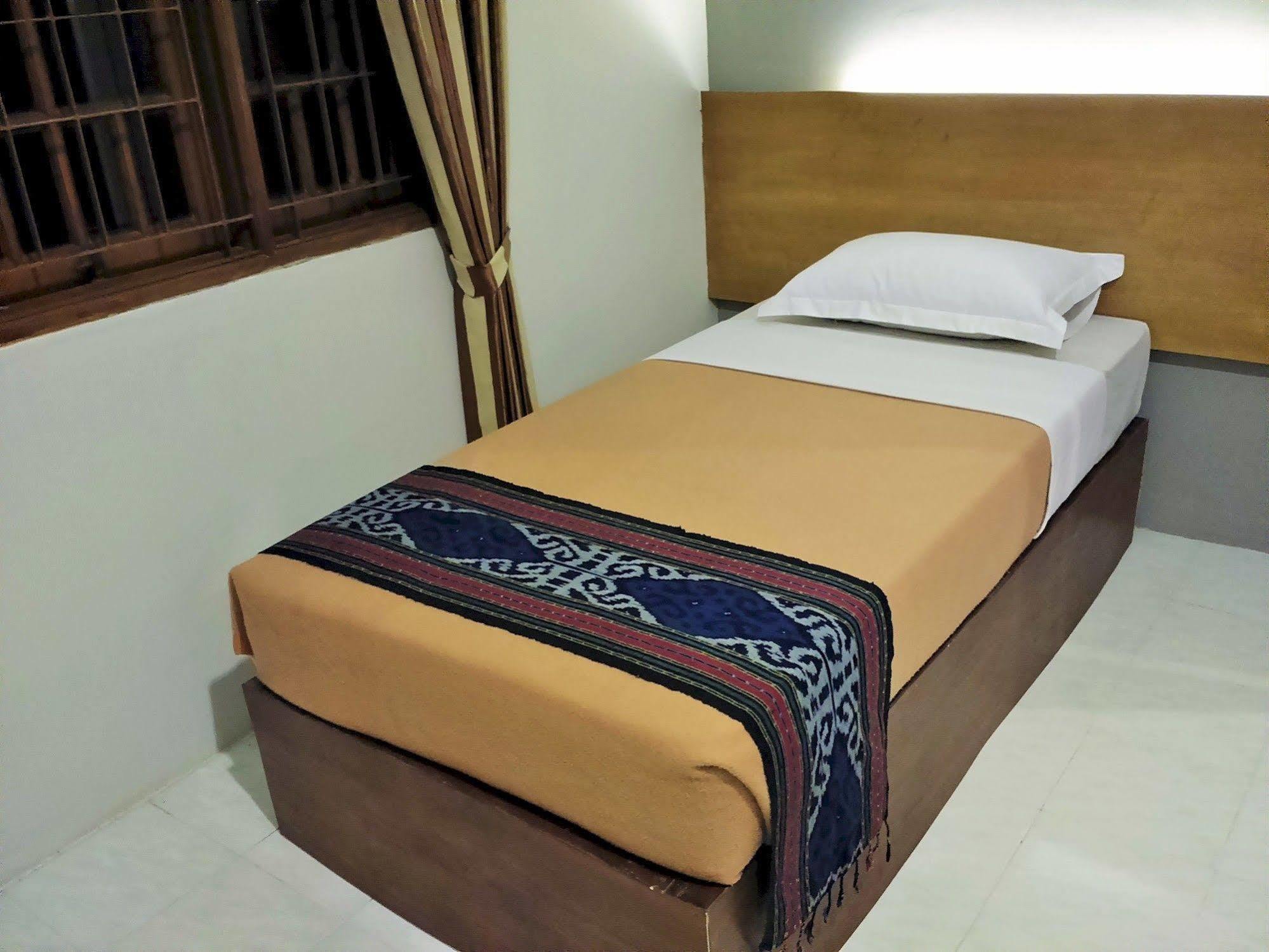 Santo Guest House Tropodo Brebek Exterior photo