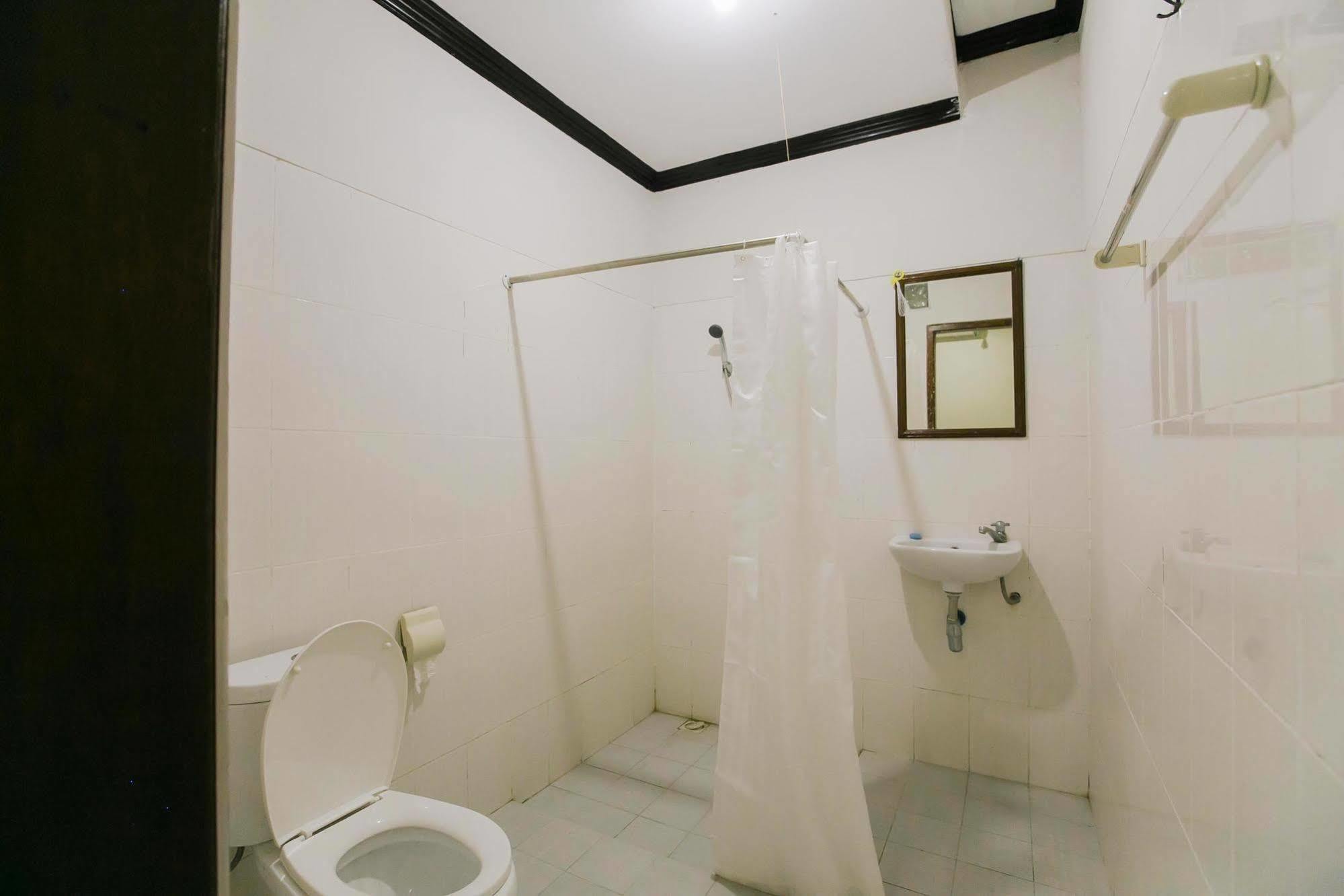 Santo Guest House Tropodo Brebek Exterior photo