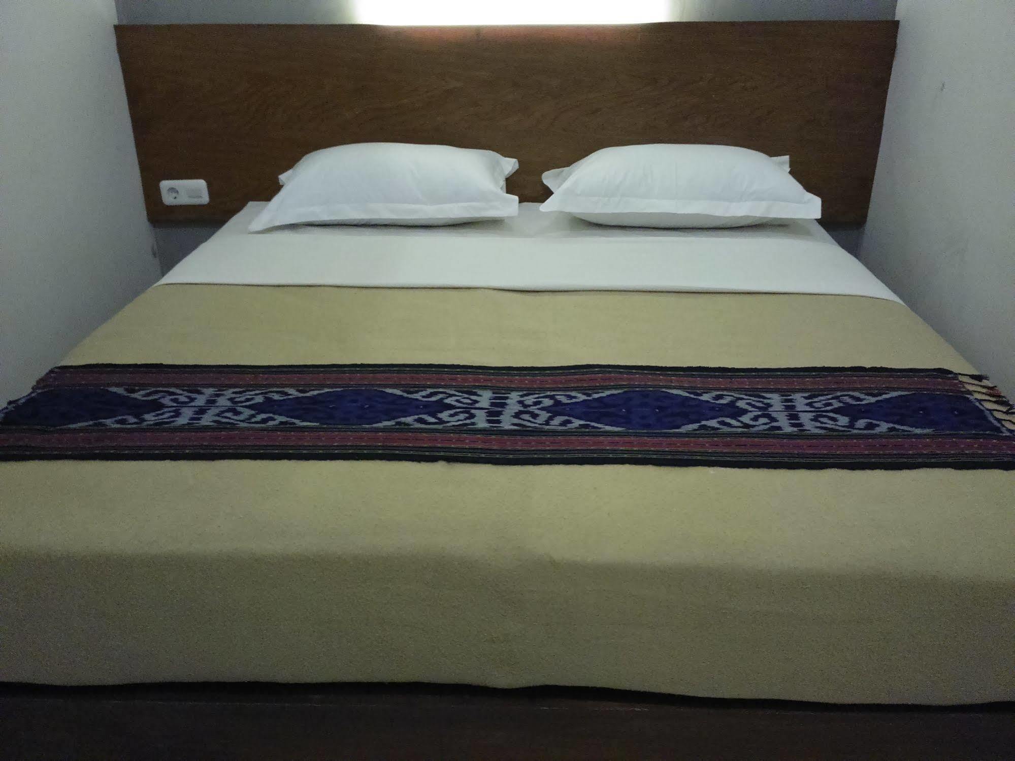 Santo Guest House Tropodo Brebek Exterior photo