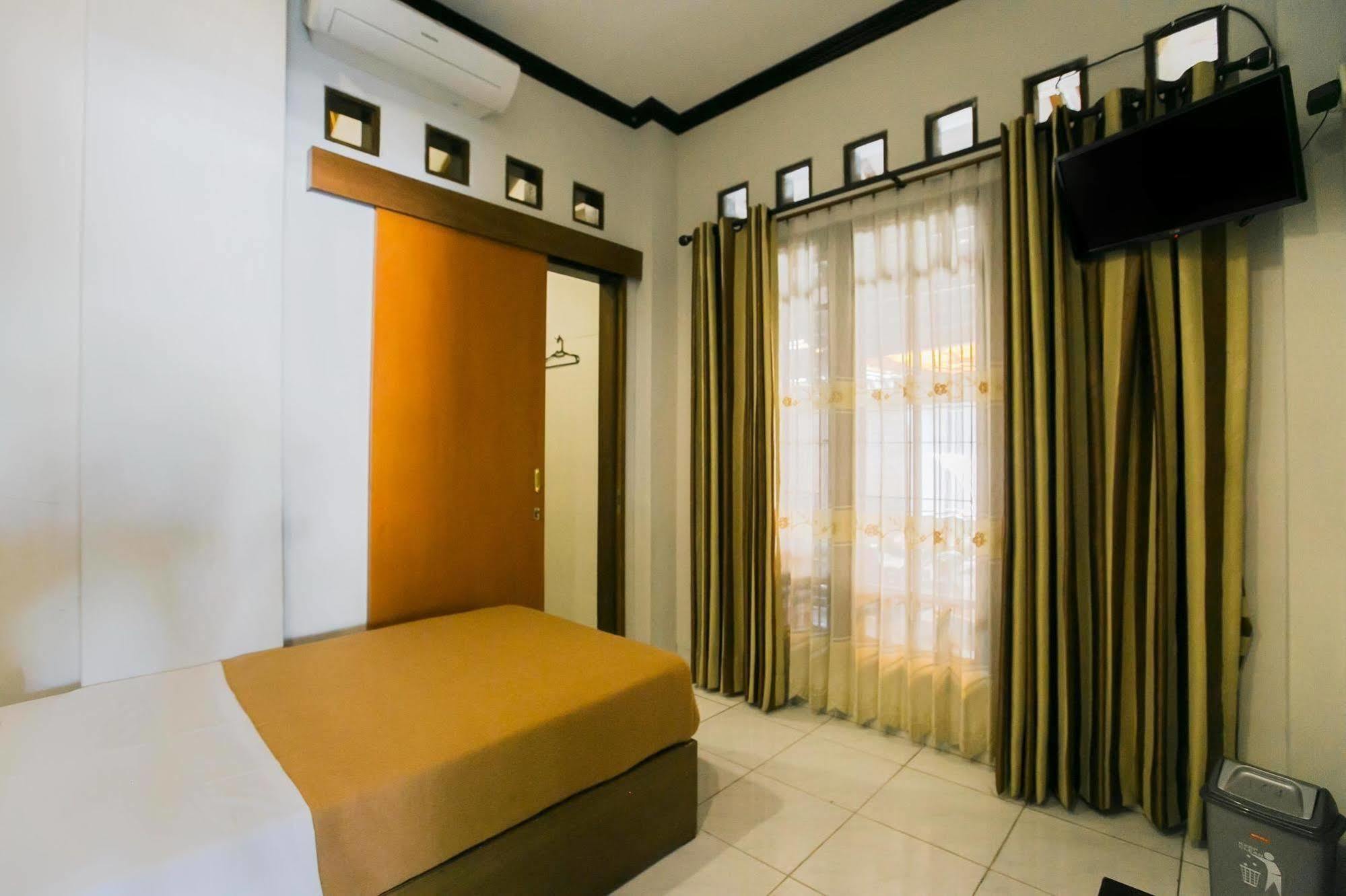 Santo Guest House Tropodo Brebek Exterior photo