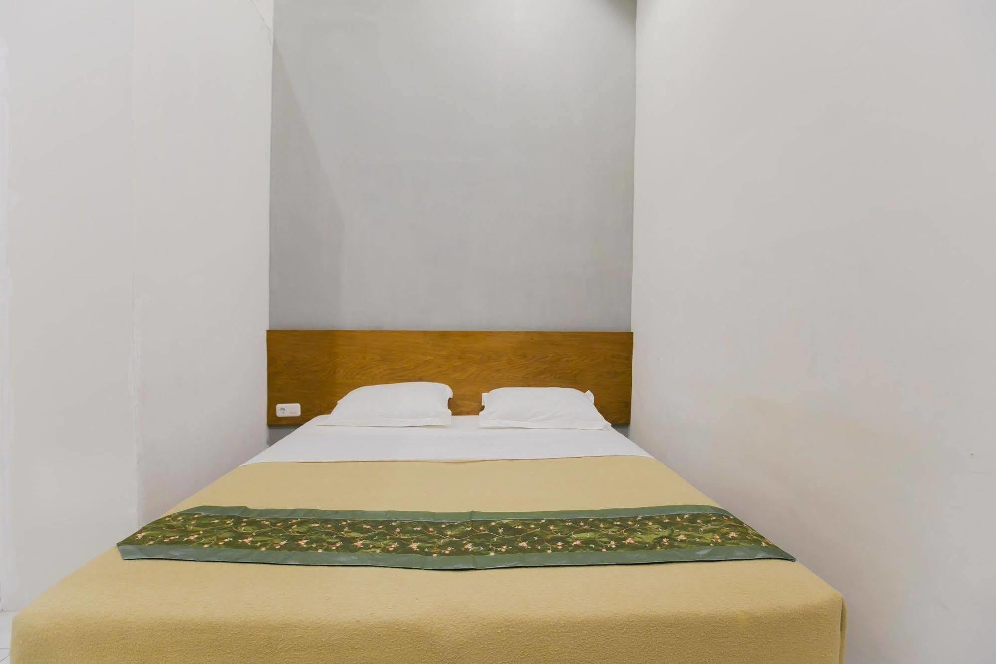 Santo Guest House Tropodo Brebek Exterior photo